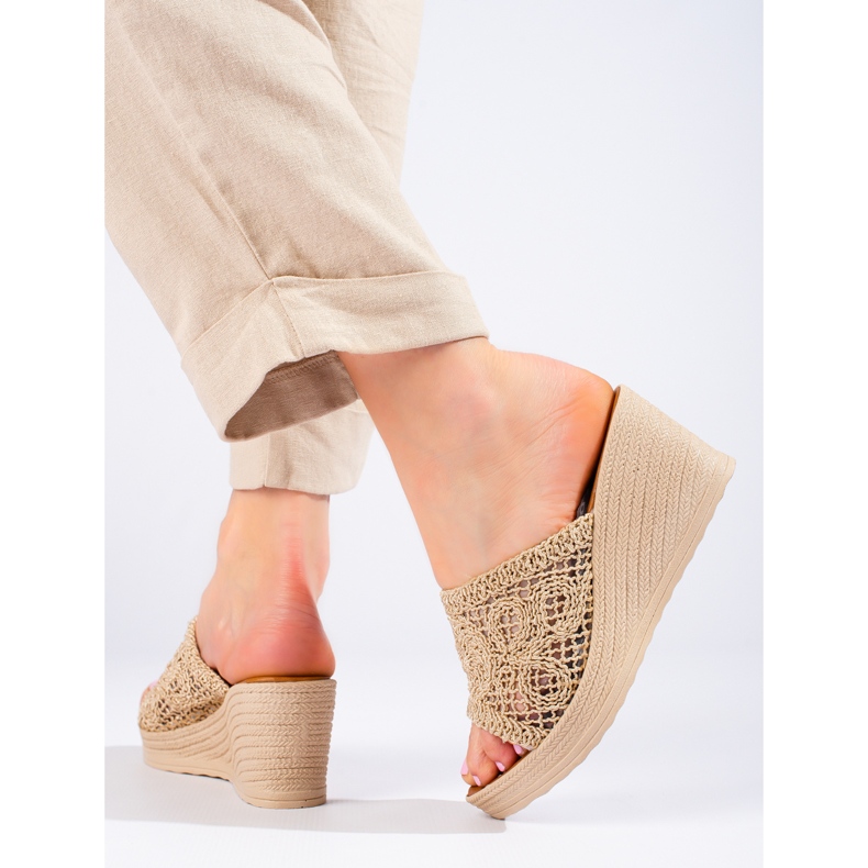 W. Potocki Klapki damskie na koturnie z ażurowym paskiem beżowe Potocki beżowy 1