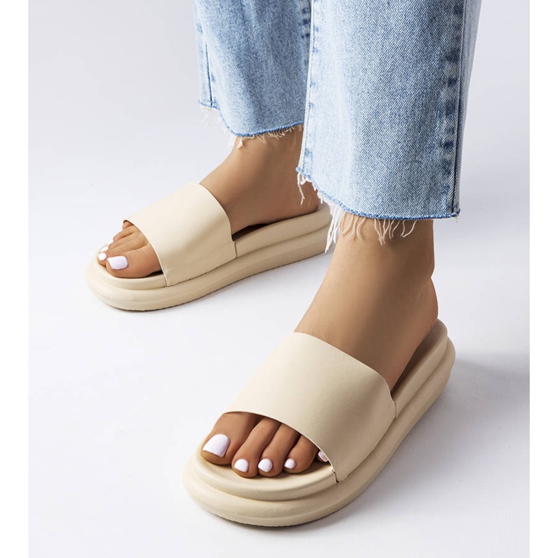 Beżowe klapki na platformie beżowy 1