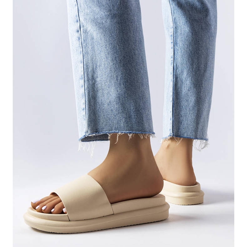 Beżowe klapki na platformie beżowy 2