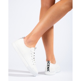 Białe klasyczne buty sportowe Shelovet 3