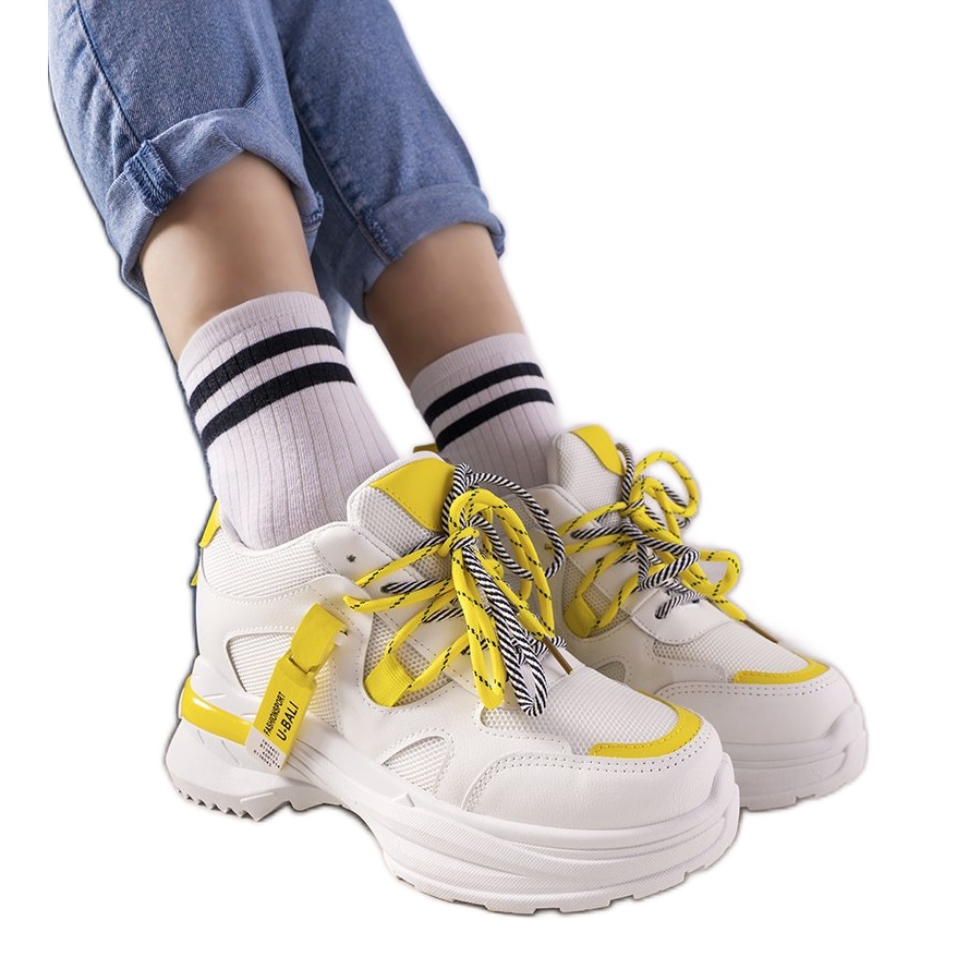 Biało żółte sneakersy z podwójnym wiązaniem